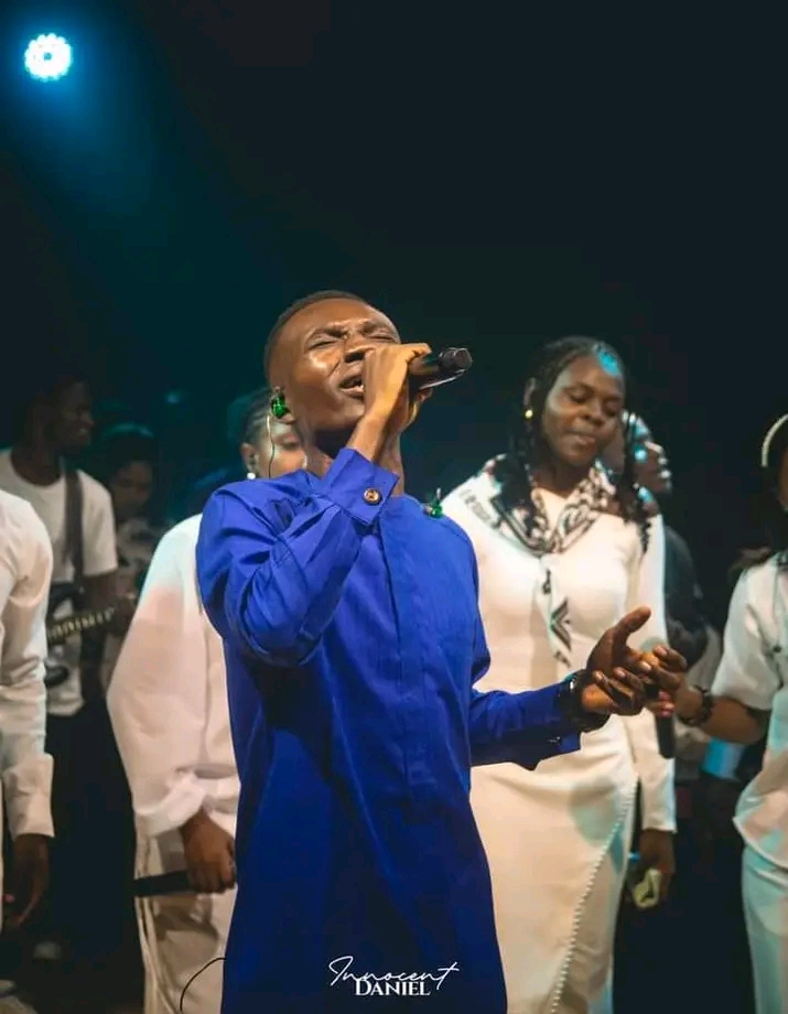 Ephraim Sanni Ministering on Stage